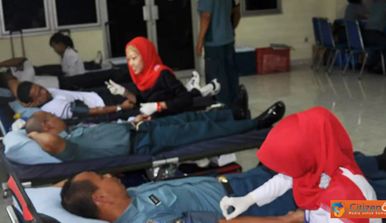 Citizen6, Jakarta: Diskes kolinlamil bekerjasama dengan PMI mengadakan kegiatan donor darah, diikuti oleh segenap Prajurit Kolinlamil di Gedung Laut Natuna, Mako Kolinlamil, Tanjung priok, Jakarta Utara, Selasa (30/10). (Pengirim: Dispenkolinlamil).