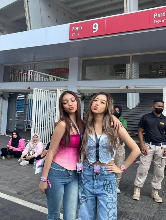 Penyanyi remaja, Naura Ayu tampil kekinian mengenakan ombre corset top dan skinny jeans. @naura.ayu.