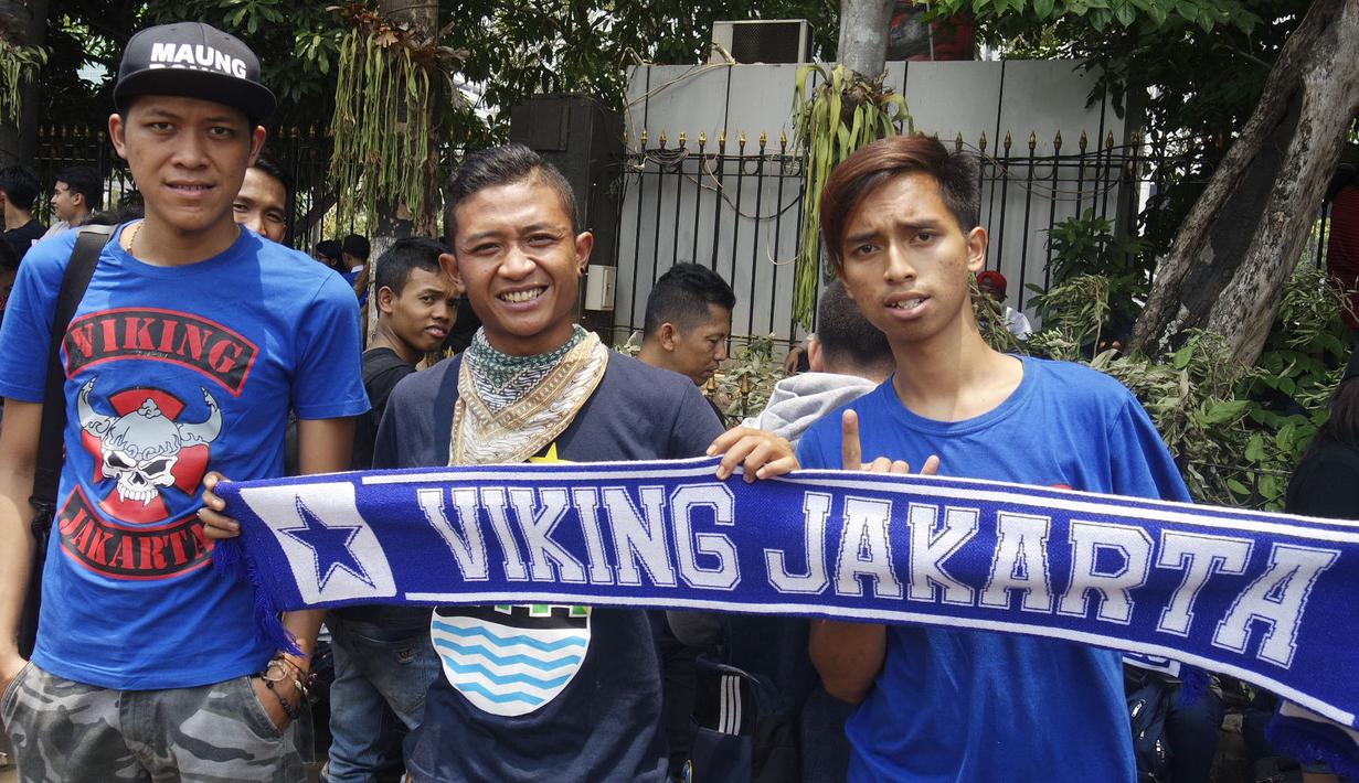 Gaya bobotoh Persib Bandung yang tergabung dalam Viking Jakarta saat berkumpul di Polda Metro Jaya, Jakarta, Minggu (18/10/2015). (Bola.com/Vitalis Yogi Trisna)