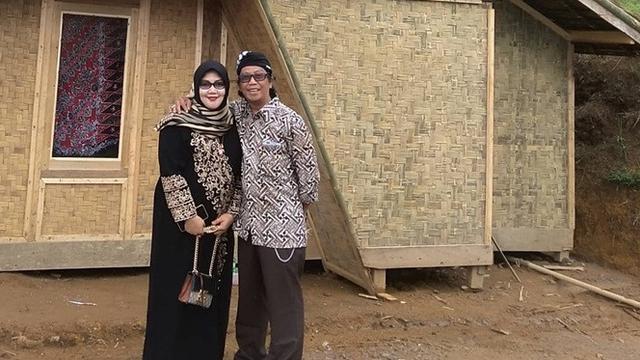 Kembali Dikaruniai Anak di Usia 54 Tahun, Ini 7 Potret Mesra Mandra dan Istri