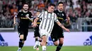 <p>Penyerang Juventus, Paulo Dybala menggiring bola dari kejaran gelandang Lazio, Danilo Cataldi pada pertandingan lanjutan Liga Serie A Italia di &ldquo;Stadion Allianz&rdquo; di Turin, Selasa (17/5/2022). Juventus bermain imbang atas Lazio 2-2. (AFP/MARCO BERTORELLO)</p>