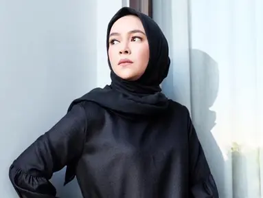 Aryani Fitriana kerap membagikan foto dirinya dengan busana simpel dan santai. Salah satu outfit yang sering ia pakai adalah busana serba hitam. (Liputan6.com/IG/aryanifitriana24)