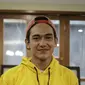 Artis Adipati Dolken berpose usai jumpa pers film Teman Tapi Menikah di Jakarta, Selasa (6/3). Film Teman Tapi Menikah diangkat dari novel best seller karya Ayudia dan Ditto. (Liputan6.com/Faizal Fanani)