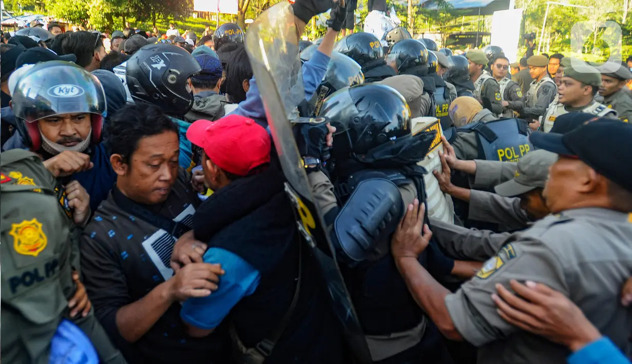 Aksi saling dorong antara PKL yang berusaha mempertahankan tempat mata pencahariannya dengan petugas pun tak terhindarkan. (merdeka.com/Arie Basuki)