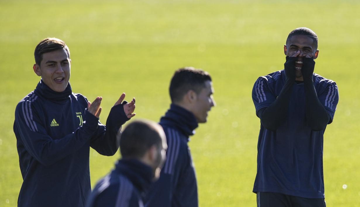 Pemain Juventus melakukan pemanasan sebelum melakukan latihan jelang laga lanjutan grup H Liga Champions yang berlangsung di stadion Stade de Suisse, kamis (13/12). Juventus akan berhadapan dengan tuan rumah Young Boys. (AFP/Marco Bertorello)