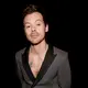Harry Syles tampil pamer dada dengan blazer dan denim di panggung Grammy Awards 2026. (Foto: Instagram/ Harry Styles)