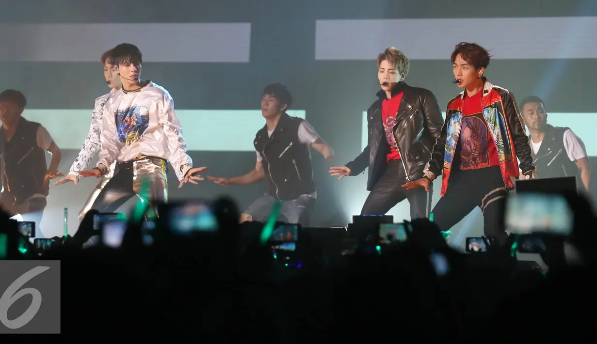 Boy band SHINee menghibur penggemarnya saat konser bertajuk "SHINee World V in Jakarta" di kawasan Kemayoran, Jakarta, Sabtu (12/11). SHINee tampil dengan membawakan 30 lagu dan album baru mereka 1 of 1. (Liputan6.com/Herman Zakharia)