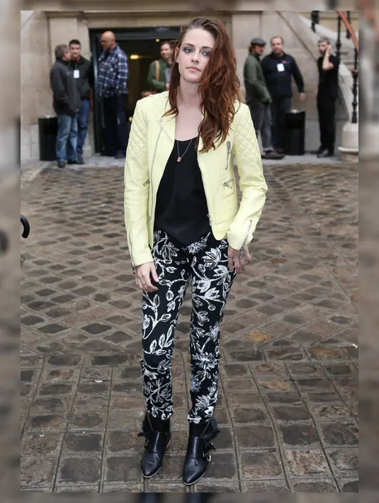 Lihat betapa menawannya Kristen Stewart dengan jaket kulit warna terang dipadukan dengan outfit hitam-hitamnya dan celana berpola bunga. Dilengkapi leather boots warna hitam, penampilannya pun tetap tomboy namun manis. (celebitchy.com)