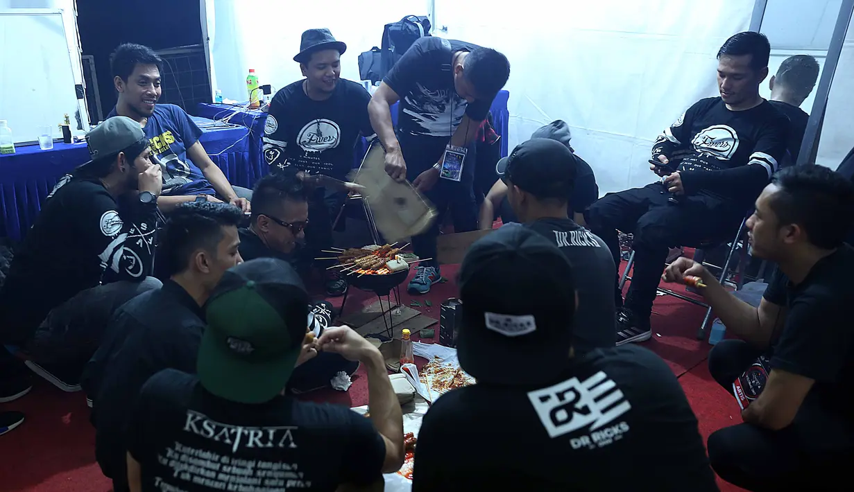 Seperti tradisi saat manggung sebelumnya, saat merayakan pergantian tahun sambil kerja, para personel ini tetap membawa tradisi bakar-bakaran sembari menunggu giliran tampil. (Nurwahyunan/Bintang.com)