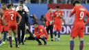Para pemain Cile tampak kecewa usai gagal merebut Piala Konfederasi 2017 di Stadion Saint Petersburg, Rusia, Minggu (3/7/2017). Jerman menang 1-0 atas Cile. (AP/Thanassis Stavrakis)
