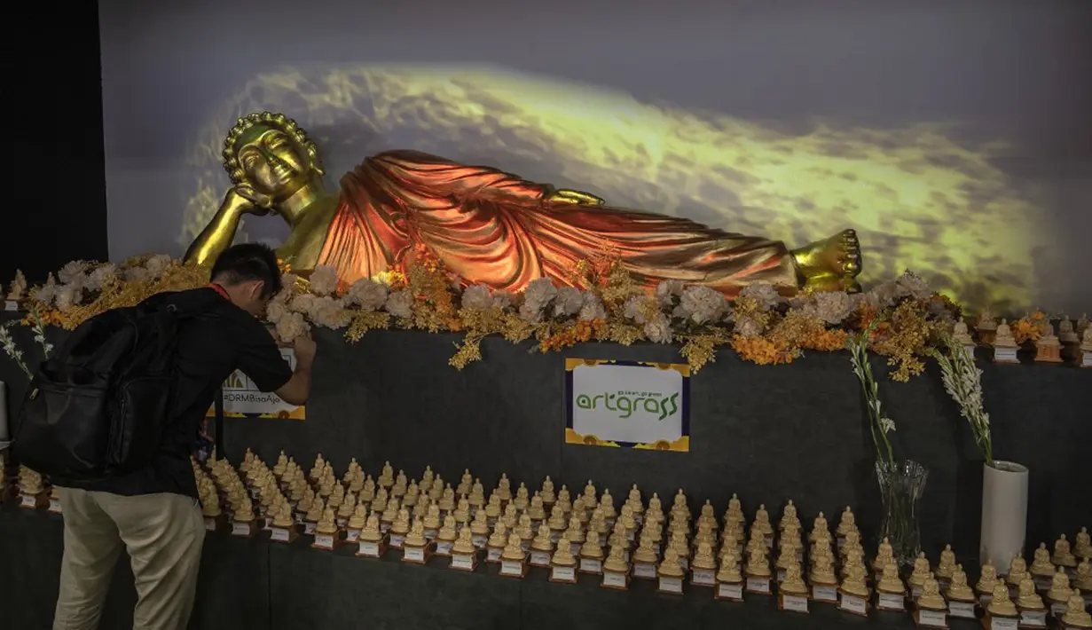 Selain patung 12,3 meter, ada juga patung "Buddha Parinibbana" dengan panjang tiga meter dengan posisi tertidur menghadap ke arah kanan. Kemudian posisi tangan kanannya menempel pada bagian pipi. (JUNI KRISWANTO/AFP)