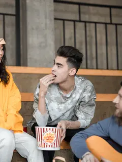 Fenomena social climber menggambarkan upaya seseorang meningkatkan posisi sosial melalui lingkungan pergaulan, relasi, dan akses terhadap jaringan yang dianggap lebih bergengsi. (Foto/Dok: Pexels)