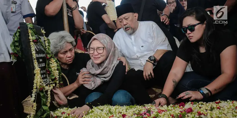 Duka Indro Warkop dan Anak di Pusara Nita Octobijanthy