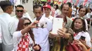 Pria berwajah mirip Presiden Joko Widodo (Jokowi) berswafoto bersama warga yang memadati Gedung Graha Saba Buana, Solo, Rabu (8/11). Kehadiran pria bernama Reza Sri Mulyadi itu menjadi sisi lain dari pernikahan Kahiyang Ayu. (Liputan6.com/Angga Yuniar)