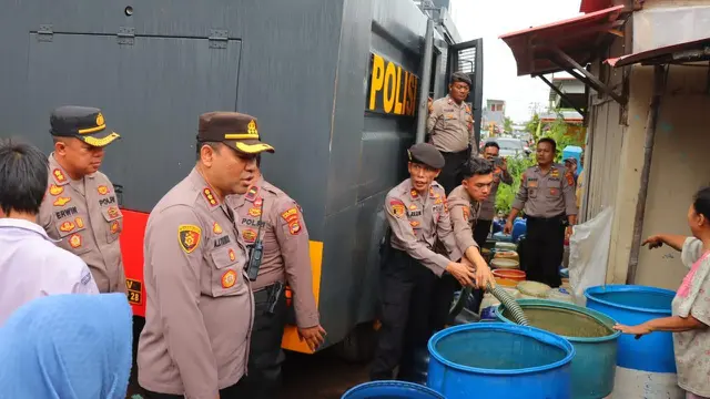 Polresta Bandar Lampung menyalurkan air bersih, sabun cuci dan sabun mandi untuk warga terdampak banjir. Foto : (Istimewa).