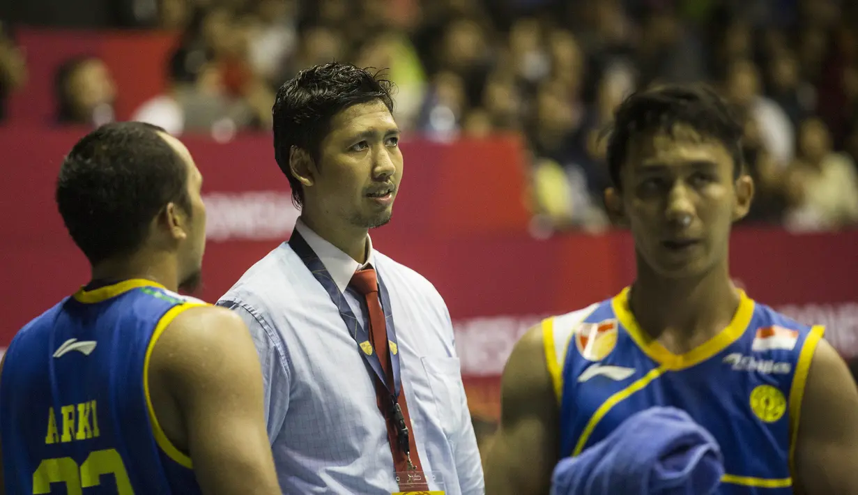 Pelatih Satria Muda, Cokorda Raka, tampak kecewa usai timnya kalah dari Pelita Jaya pada laga IBL seri 1 di Hall A Senayan, Jakarta, Sabtu (16/1/2016). (Bola.com/Vitalis Yogi Trisna)