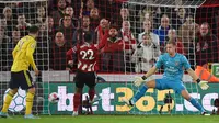 Striker Sheffield United Lys Mousset (tengah) mencetak gol ke gawang Arsenal yang dijaga kiper Jerman Bernd Leno (kanan) pada pertandingan Liga Inggris di Bramall Lane, Sheffield, Inggris, Senin (21/10/2019). Sheffield United menang1-0. (Oli SCARFF/AFP)