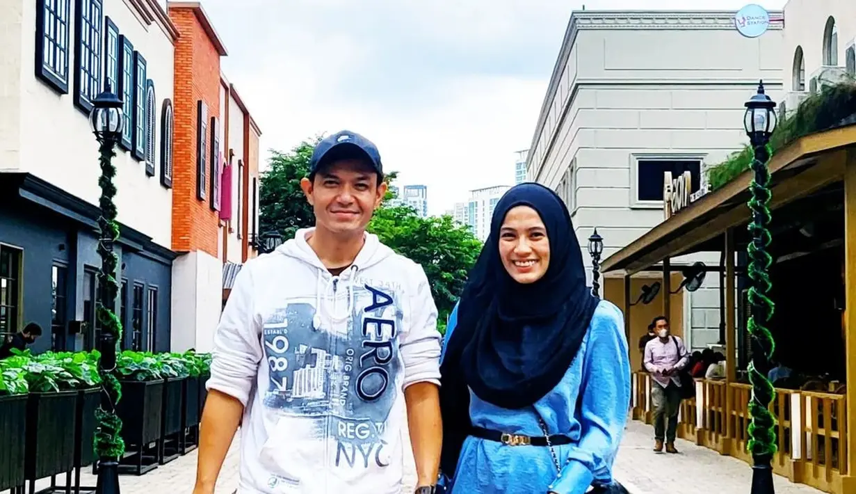 Bahkan meski hanya sekedar makan bareng, pasangan artis yang kini sudah punya dua anak itu tetap memamerkannya ke jagat may. Hal itu tak selaras dengan kabar yang beredar rumah tangganya mengalami keretakan. (Liputan6.com/IG/@dude2harlino).
