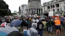 Para pengunjuk rasa memadati halaman Parlemen pada hari kelima demonstrasi menentang pembatasan COVID-19 di Wellington, Selandia Baru, 12 Februari 2022. Aksi ini terinspirasi oleh demonstrasi serupa di Kanada. (MARTY MELVILLE/AFP)
