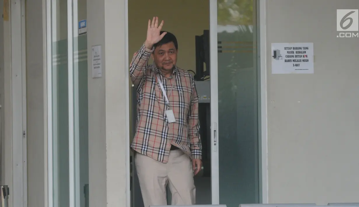 Ahmad Yani Pengacara Syafruddin Arsyad Tumenggung melambaikan tangan usai mengunjungi Rutan Kelas I Jakarta Timur, Cabang Rutan KPK, Jakarta, Selasa (9/7/2019). Mahkamah Agung memvonis lepas mantan Ketua BPPN Syafruddin Arsyad Tumenggung yang sebelumnya dihukum 15 tahun. (merdeka.com/Dwi Narwoko)