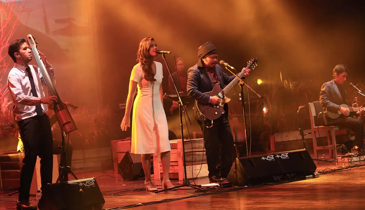 "Terkadang memang harus memilih. Kali ini saya memilih pamit. Izinkan," tulis Is di akun Instagramnya 10 November lalu. (Deki Prayoga/Bintang.com)