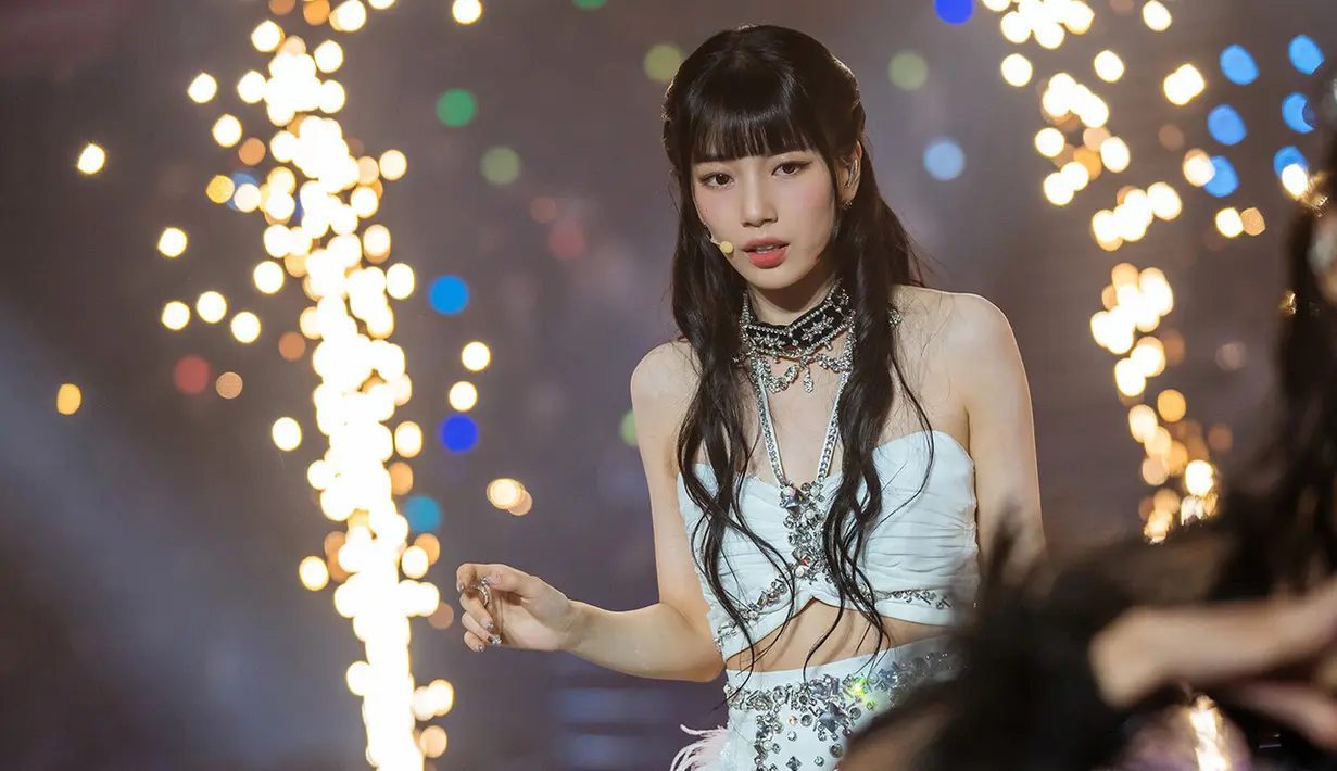 Doona, yang berada di puncak ketenarannya sebagai anggota grup idola populer Dream Sweet, tiba-tiba mengumumkan pengunduran dirinya dan bersembunyi di sebuah rumah bersama dekat universitas. (Foto: Netflix)