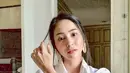 Ibu dua anak ini memang lebih sering tampil dengan poni sampingnya yang dibiarkan panjang dengan model rambut belah tengah. Bahkan, ia hanya memperlihatkan sedikit poni sampingnya serta anak rambut di beberapa penampilan. (Liputan6.com/IG/@bungazainal05)