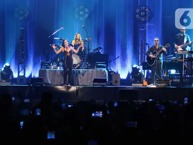 Grup band asal Irlandia, The Corrs saat tampil dalam konsernya di Beach City International Stadium, Jakarta, Sabtu (8/2/2024). (Liputan6.com/Herman Zakharia)