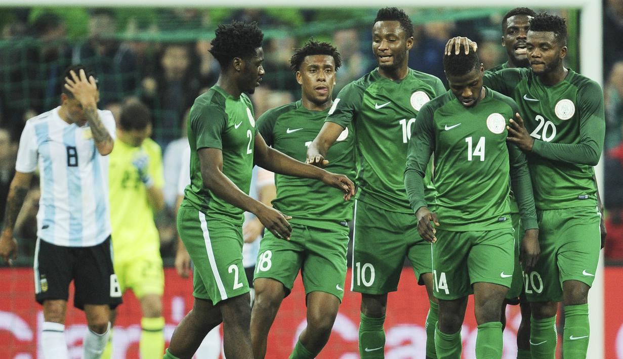 Pemain Nigeria merayakan gol yang dicetak oleh Kelechi Iheanacho ke gawang Argentina pada laga persahabatan di Stadion FK Krasnodar, Rabu (15/11/2017). Argentina kalah 2-4 dari Nigeria. (AP/Sergey Pivovarov)