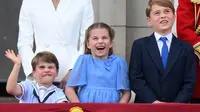 Pangeran Louis, Putri Charlotte, dan Pangeran George bereaksi ketika mereka menonton flypast khusus dari balkon Istana Buckingham setelah Parade Ulang Tahun Ratu, Trooping the Colour, sebagai bagian dari perayaan ulang tahun platinum Ratu Elizabeth II, di London pada 2 Juni 2022. (DANIEL LEAL / AFP)