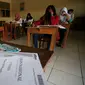 Suasana Ujian Paket B di SMP Muhammadiah Klaten,Yogyakarta (11/5). Ujian tersebut untuk mendapatkan ijazah setingkat SMP diikuti oleh 111 peserta. (Liputan6.com/Boy Harjanto)