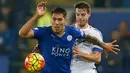 Penyerang Leicester City, Leonardo Ulloa (depan) berusaha mengontrol bola dari kawalan bek Chelsea, Cesar Azpilicueta pada lanjutan liga Inggris di King Power Stadium, Liecester (15/12). Leicester menang atas Chelsea dengan skor 2-1. (Reuters/Carl Recine)