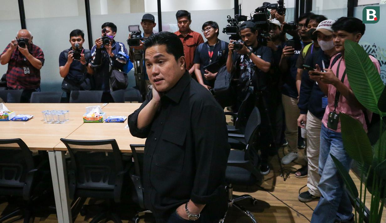 <p>Ketua Umum PSSI, Erick Thohir memberikan keterangan kepada wartawan di dalam media center PSSI Pers saat Konferensi Pers Update FIFA Match Day dan Hal yang Lainnya di GBK Arena, Senayan, Jakarta, Jumat (10/03/2023). (Bola.com/Bagaskara Lazuardi)</p>