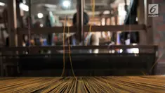 Pengrajin saat menyelesaikan pembuatan tenun ikat di salah satu industri rumahan di Desa Bandar Kidul, Kediri, Jawa Timur, Sabtu (29/9). Industri tenun ikat Kediri sudah ada sejak zaman kolonial Belanda. (Merdeka.com/Iqbal Nugroho)