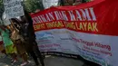 Anak-anak warga korban gusuran tersebut membawa poster saat menggelar aksi unjuk rasa di depan Balai Kota, Jakarta, (22/9/14). (Liputan6.com/Faizal Fanani)