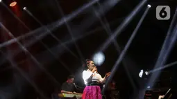 Vina Panduwinata mengajak penonton Festival Musik PestaPora 2024 bernostalgia bersama. (Liputan6.com/Herman Zakharia)