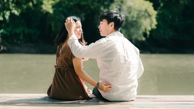 couple romantis bahagia