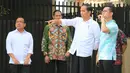 Pada pengajian malam ini, Jokowi yang akan mantu anak keduanya, akan mengundang tetangga dekat dan keluarga besarnya. Pada pernikahan putrinya ini, ia juga akan seperti dilakukan pada anak pertamanya. (Adrian Putra/Bintang.com)