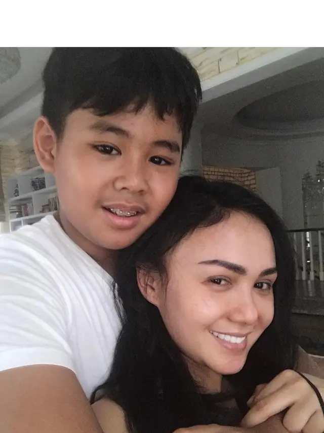 7 Potret Yuni Shara Tanpa Makeup, Bikin Pangling