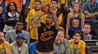 Guard J.R. Smith dipastikan tetap membela Cleveland Cavaliers pada NBA 2016-2017 setelah meneken kontrak berdurasi empat tahun senilai 745 miliar rupiah, Jumat (14/10/2016). (cavaliers.com)