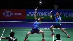 Aksi ganda putra Malaysia, Aaron Chia/Soh Wooi Yik di laga final All England 2019 yang berlangsung di Arena Birmingham, Minggu (10/3). Di final Aaron Chia/Soh Wooi Yik kalah 11-21, 21-14, 21-12 dari Hendra/Ahsan. (AFP/Oli Scarff)