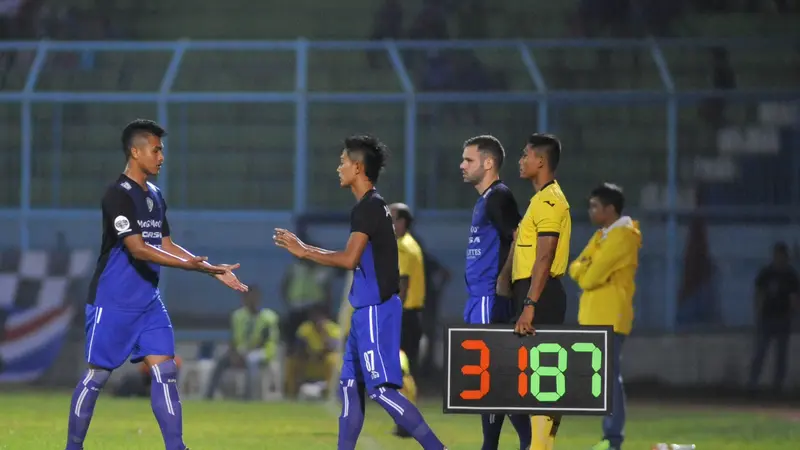 Pemain muda Arema, Dio Permana, saat diganti pada menit ke-13