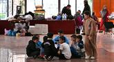 Anak-anak mengobrol sambil duduk di sebuah sekolah yang diubah menjadi tempat penampungan bagi pengungsi di kota Dekwaneh, utara Beirut, Lebanon, pada Kamis 5 Maret 2026. (Joseph EID/AFP)
