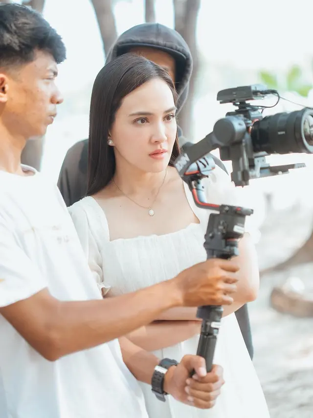 Potret Shandy Aulia di Balik Layar Sinetron Cinta 2 Pilihan Syuting di Pantai