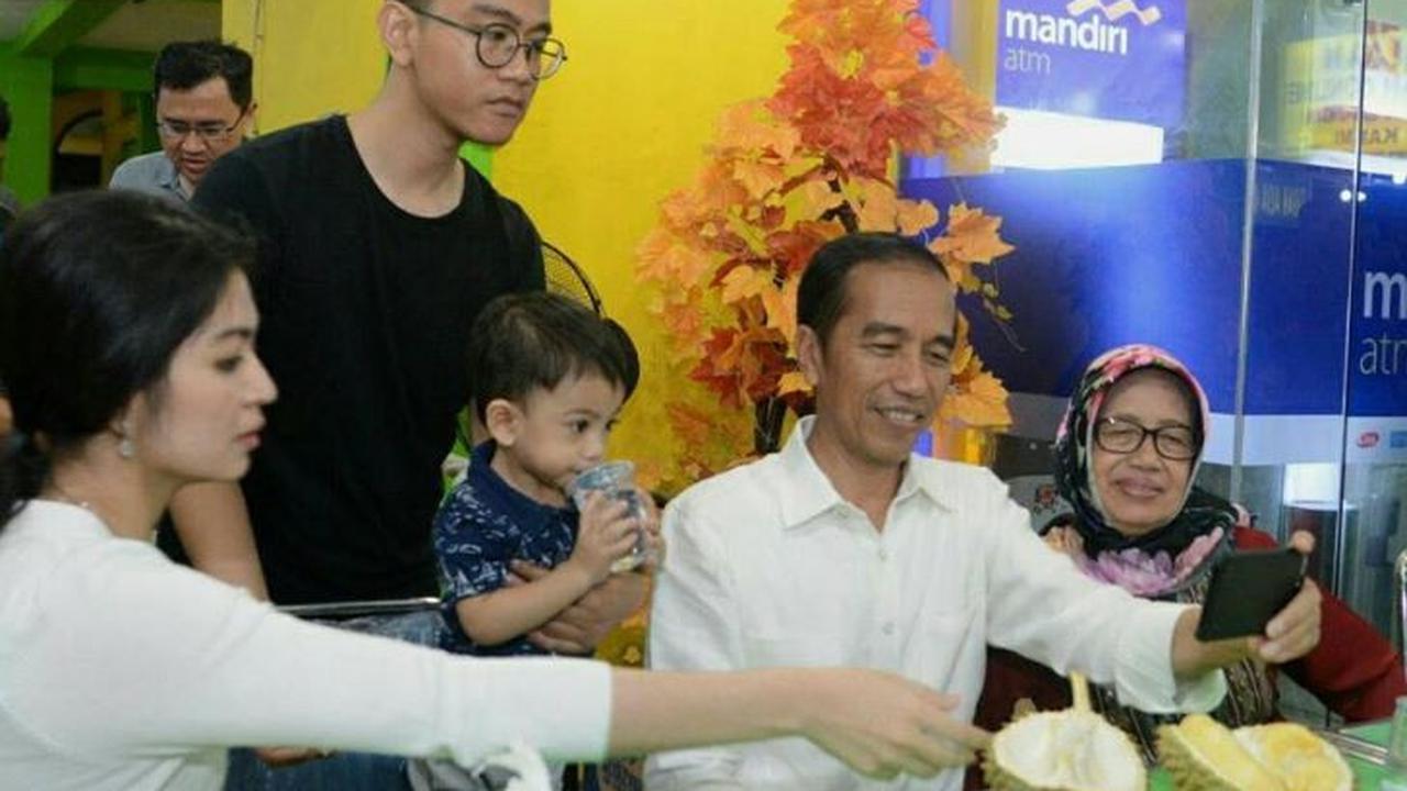 Di sela-sela ngunduh mantu di Medan, Sumatera Utara, Presiden Joko Widodo (Jokowi) dan keluarga menyempatkan menyantap durian. (Foto: Facebook Presiden Joko Widodo)