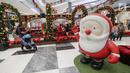 Sebuah patung Sinterklas menghiasi atrium Lippo Mall Puri, Jakarta, Kamis (29/11). Menyambut libur sekolah dan Natal, Lippo Malls Indonesia menggelar kegiatan dengan tema Holiday Sensation. (Liputan6.com/Fery Pradolo)