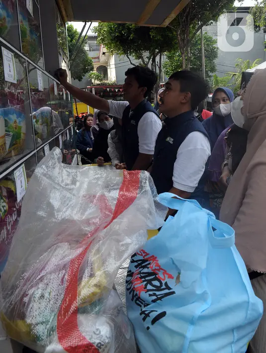 Pemerintah Provinsi DKI Jakarta menggelar sembako murah untuk memudahkan masyarakat mendapatkan kebutuhan pokok dengan harga lebih terjangkau. (merdeka.com/Imam Buhori)