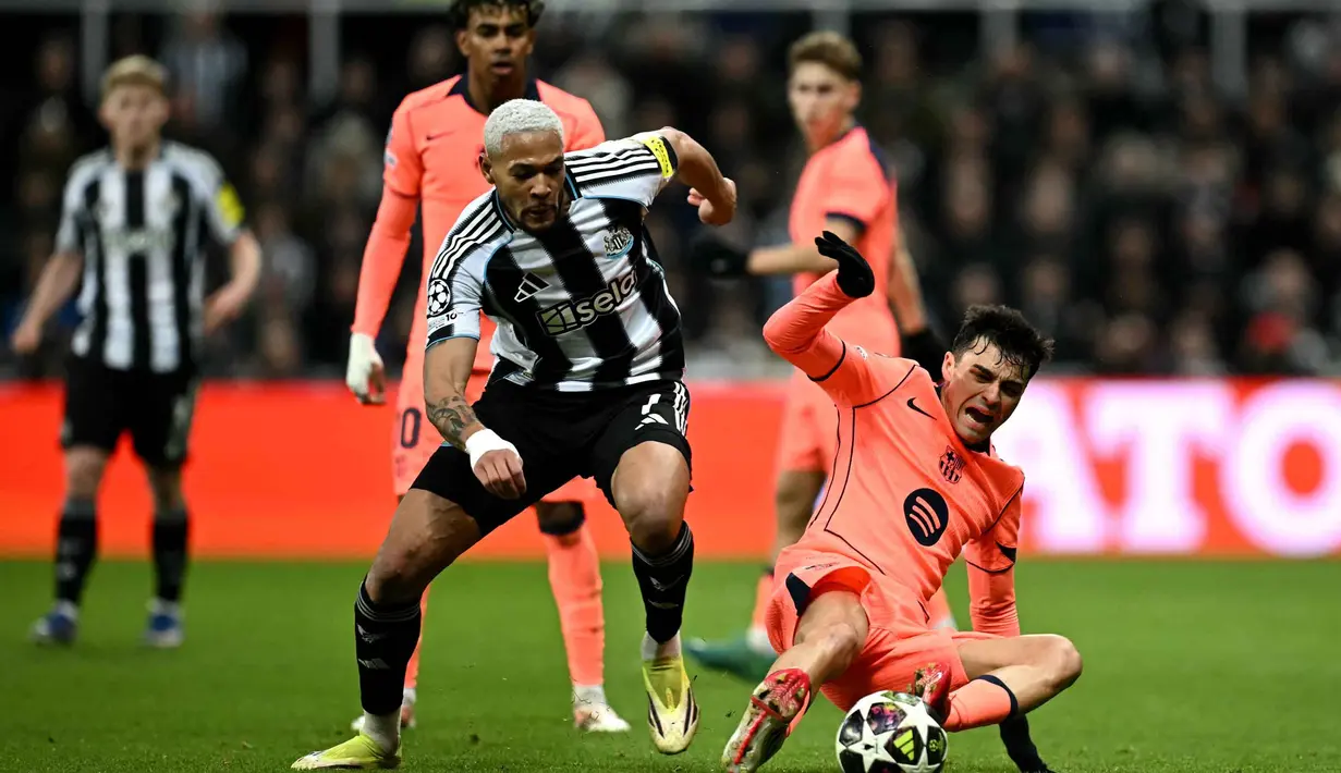 Memasuki babak kedua, tensi pertandingan tidak menunjukkan tanda-tanda menurun. Newcastle United tetap mengandalkan serangan dari sisi sayap, sementara Barcelona berupaya mendikte laga melalui penguasaan bola. Tampak dalam foto, gelandang Newcastle United asal Brasil, Joelinton (kiri–depan), berebut bola dengan bek Barcelona asal Spanyol bernomor punggung 05, Pau Cubarsi, selama pertandingan leg pertama babak 16 besar Liga Champions 2025/2026 di St James' Park, Newcastle-upon-Tyne, timur laut Inggris pada Selasa 10 Maret 2026 waktu setempat atau Rabu 11 Maret 2026 dini hari WIB. (Paul ELLIS/AFP)