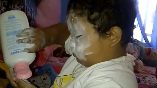 6 Potret Bocah Mainan Bedak Ini Bikin Orang Tua Senyum Tipis, Kocak