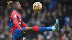 Setiap pesepak bola tentu memiliki impian untuk suatu saat memperkuat klub top semasa aktif berkarier. Namun jalan tak lazim diambil oleh 5 pemain di Liga Inggris berikut yang tetap setia berkarier bersama klub semenjana yang telah lama mereka bela. Siapa saja? (AFP/Glyn Kirk)